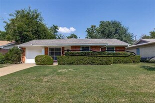 11351 Lippitt Ave in Dallas, TX - Building Photo