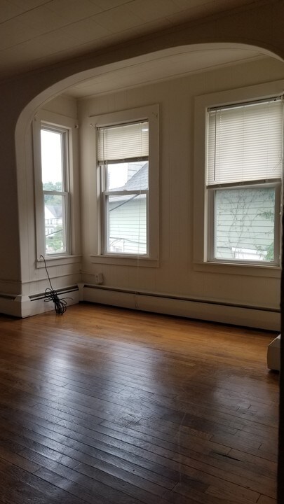 4 Division St in Danbury, CT - Building Photo