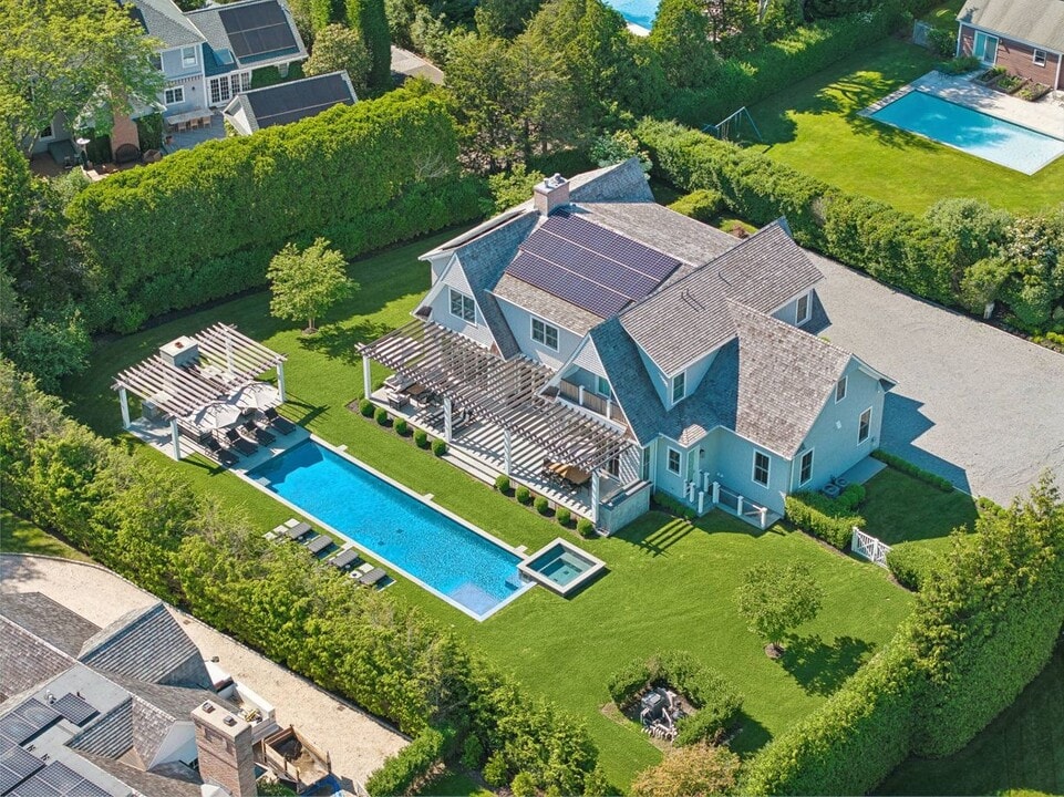 48 Harvest Ln in Southampton, NY - Building Photo