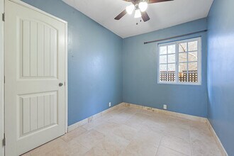 3896 Harney St in San Diego, CA - Foto de edificio - Building Photo