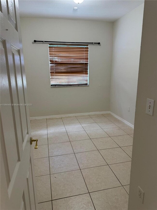 6922 NW 179th St in Hialeah, FL - Building Photo - Building Photo