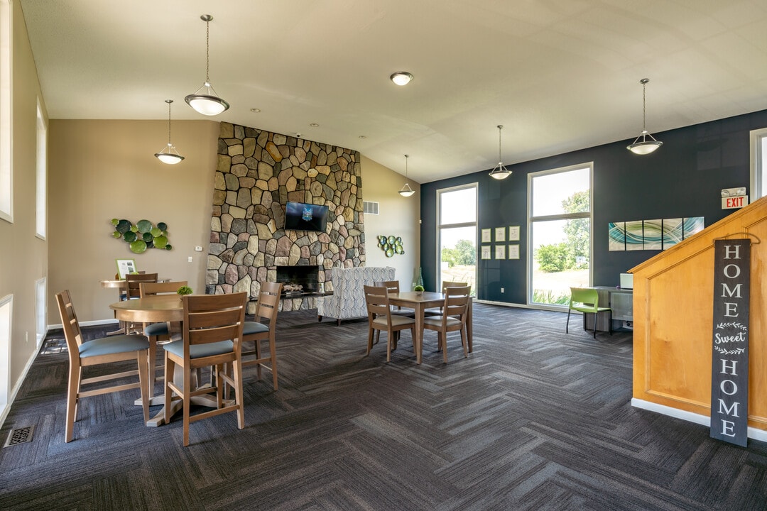 Kings Arms in Sterling Heights, MI - Building Photo