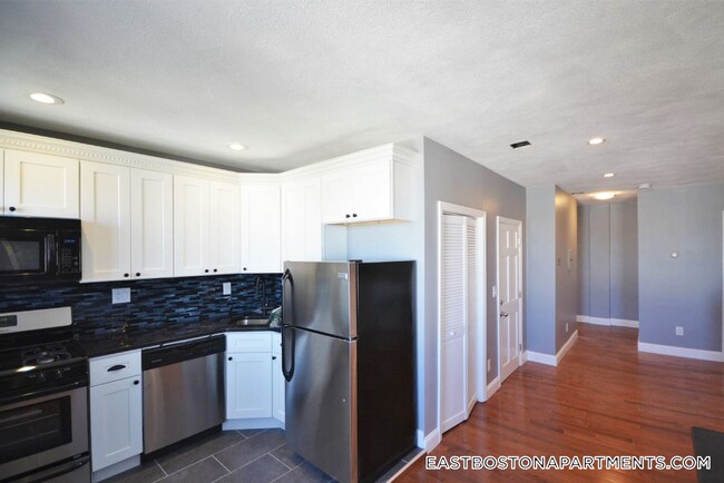 349 Sumner St, Unit 2 in Boston, MA - Foto de edificio - Building Photo