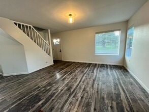 1730 SE Maple Ct in Hillsboro, OR - Foto de edificio - Building Photo