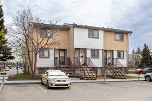 Rundle Park Gardens in Calgary, AB - Building Photo