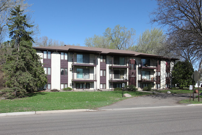 10806 Shore Dr in Plymouth, MN - Building Photo - Building Photo