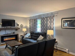 42 Willow Way in Wanaque, NJ - Building Photo - Building Photo