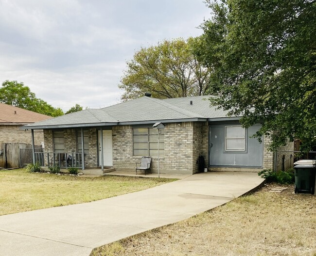 1918 Castle Gate Cir in San Marcos, TX - Building Photo - Building Photo