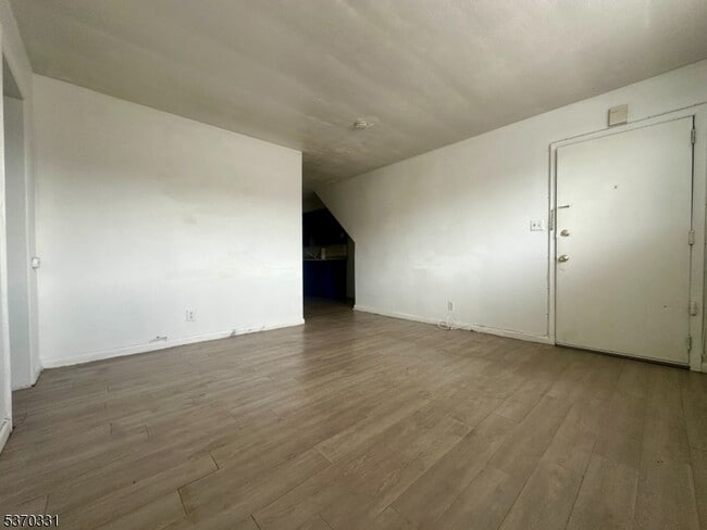 530 Valley Brook Ave in Lyndhurst, NJ - Building Photo - Building Photo