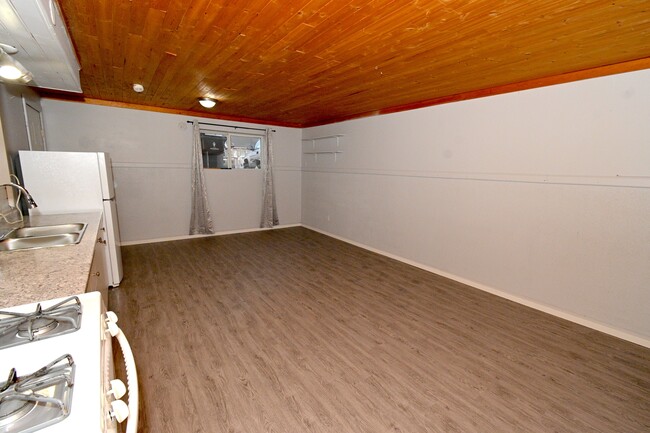 1863 Juniper St in Prince George, BC - Building Photo - Building Photo