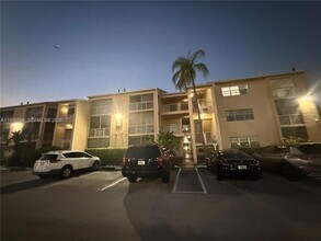 15325 SW 106th Terrace, Unit 604 in Miami, FL - Foto de edificio - Building Photo