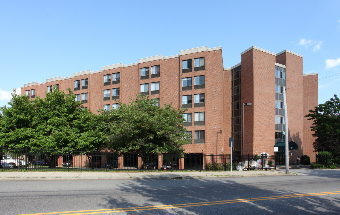 Huntington Towers in New London, CT - Building Photo