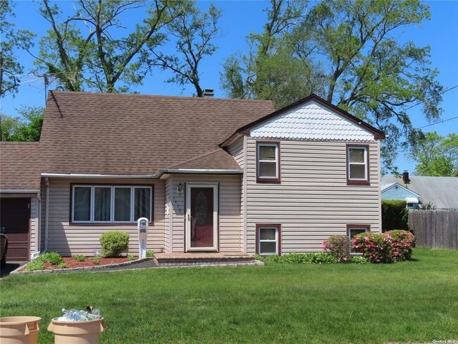 1436 Peters Blvd in Bay Shore, NY - Foto de edificio - Building Photo