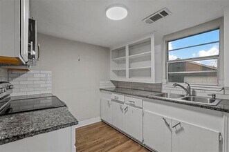 906 E Houston St in Sherman, TX - Building Photo - Building Photo