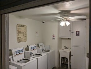 Darwin Apartments in Phoenix, AZ - Foto de edificio - Building Photo