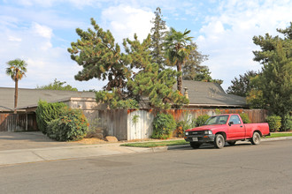 6020 N Poplar Ave in Fresno, CA - Foto de edificio - Building Photo