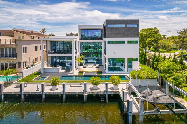 1400 Bayview Dr in Fort Lauderdale, FL - Foto de edificio - Building Photo