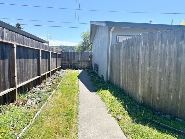 2565 Wyatt Ln in Arcata, CA - Building Photo - Building Photo
