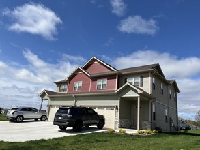 Autumn Ridge Apartment Homes in Delavan, WI - Foto de edificio - Building Photo