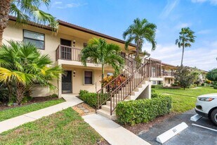 4654 Lucerne Lakes Blvd E in Greenacres, FL - Building Photo