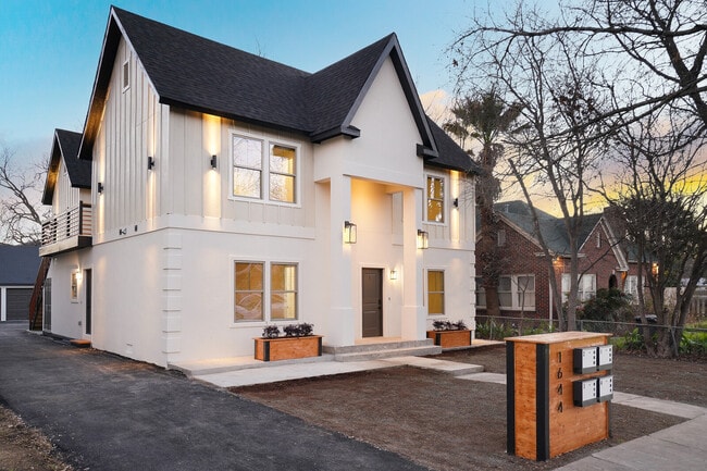 Mistletoe Manor in San Antonio, TX - Building Photo - Building Photo