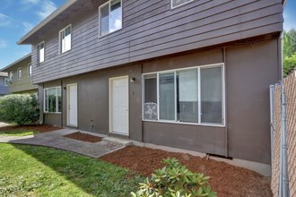 Garden Court Apartments in Newberg, OR - Building Photo - Building Photo