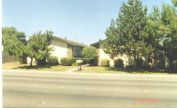 1001 E Orangeburg Ave in Modesto, CA - Building Photo