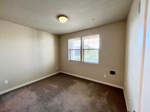16322 NW Chadwick Way, Unit 206 in Portland, OR - Building Photo - Building Photo