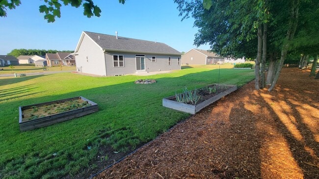 1157 Esther Ann Ln in Hortonville, WI - Building Photo - Building Photo