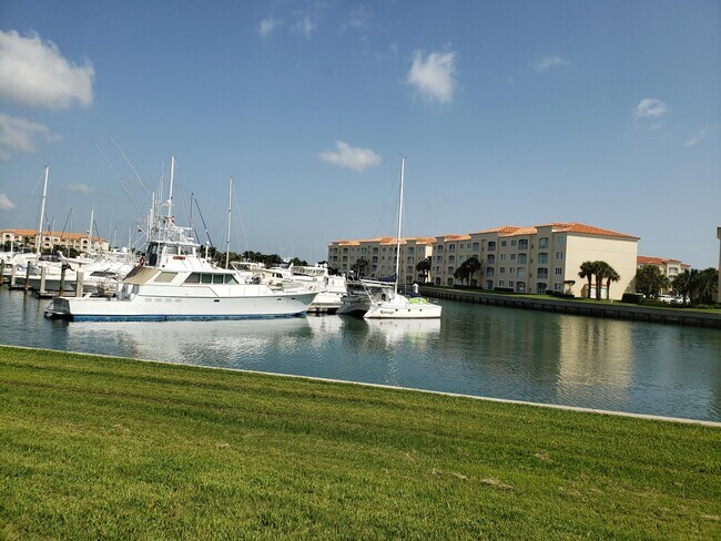 16 Harbour Isle Dr W-Unit -105 in Fort Pierce, FL - Foto de edificio - Building Photo