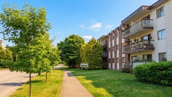 Cedar Court in Surrey, BC - Building Photo
