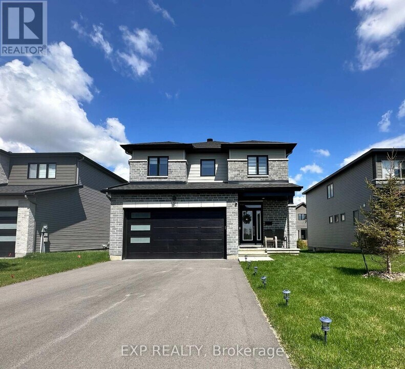 712 Namur St in Embrun, ON - Building Photo