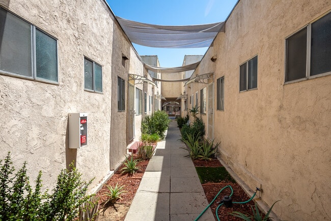 1935 Myrtle Ave. in Long Beach, CA - Foto de edificio - Building Photo