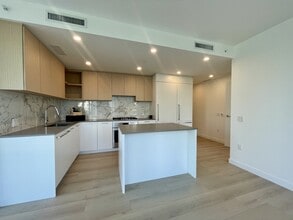 6468 Willingdon Ave in Burnaby, BC - Building Photo - Building Photo