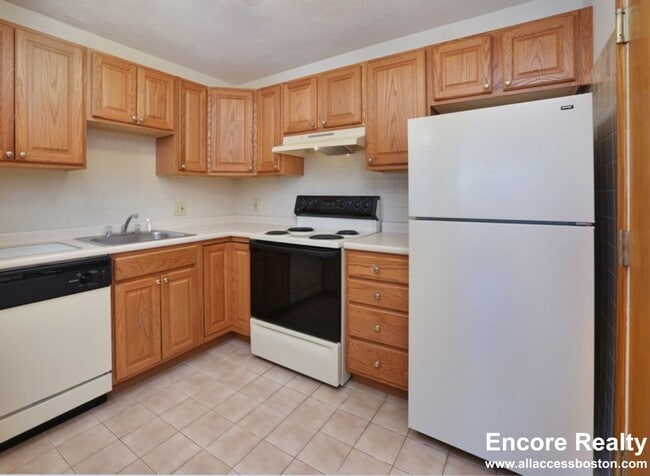 270 Grove St, Unit 5 in Newton, MA - Foto de edificio - Building Photo