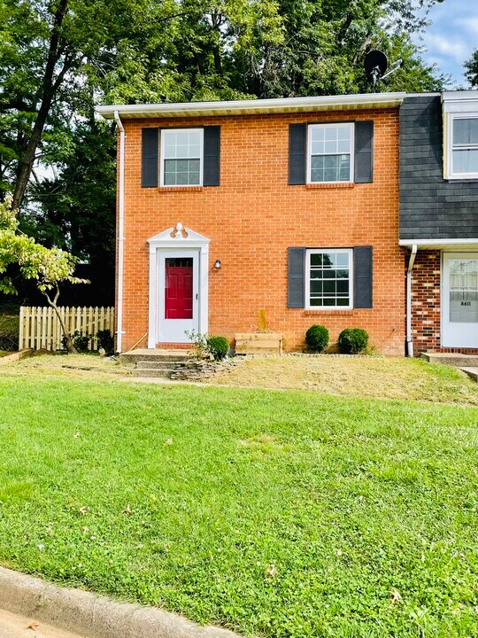 8609 Ashby Ct in Marshall, VA - Building Photo