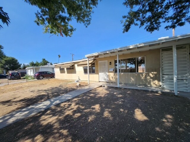 6729 Merito Ave in San Bernardino, CA - Foto de edificio