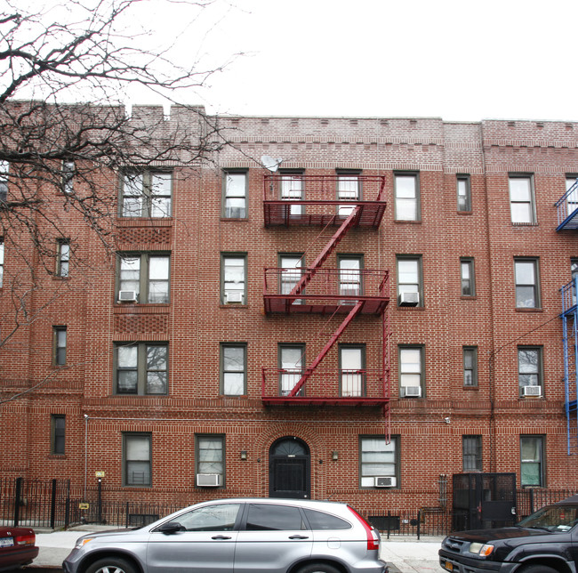 41-05 95th St in Flushing, NY - Foto de edificio - Building Photo