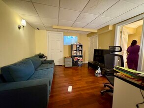 184 Saint Paul St, Unit 1 in Brookline, MA - Foto de edificio - Building Photo