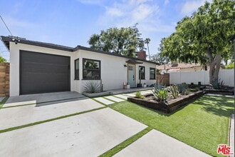 10868 Weddington St in Los Angeles, CA - Building Photo - Building Photo