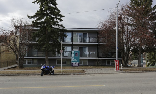 Grapes Manor in Calgary, AB - Building Photo - Building Photo