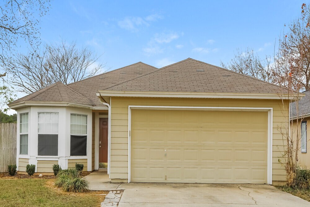2045 Hunters Trace Cir in Middleburg, FL - Building Photo