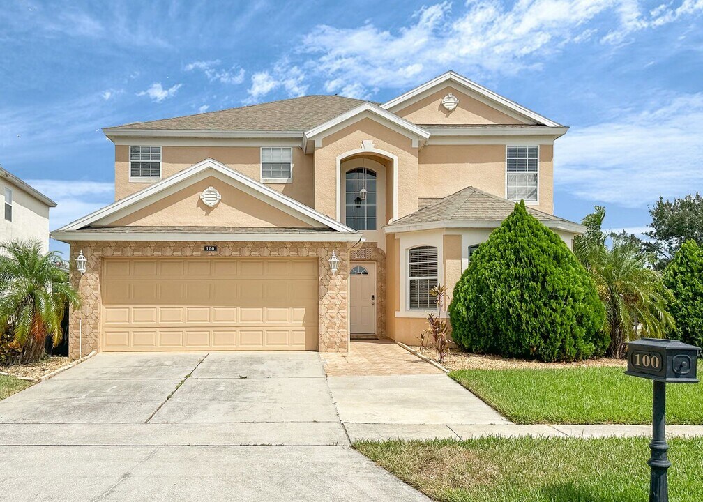 100 Bonville Dr in Davenport, FL - Building Photo