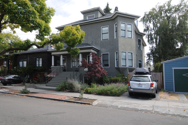 3045,3045 1/2 Deakin St. in Berkeley, CA - Foto de edificio - Building Photo