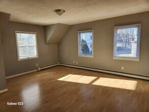 20 Pleasant St, Unit 2nd floor in Wakefield, MA - Foto de edificio - Building Photo