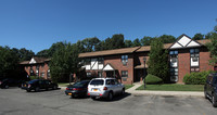 Coventry Village Apartments in Central Islip, NY - Foto de edificio - Building Photo