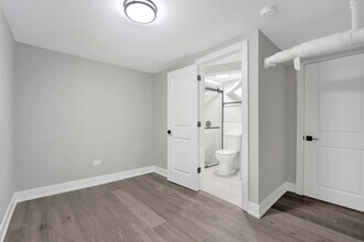 2105 W Eastwood Ave, Unit G in Chicago, IL - Foto de edificio - Building Photo