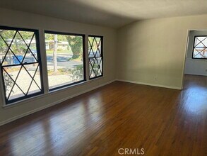 22354 Burbank Blvd in Los Angeles, CA - Building Photo - Building Photo