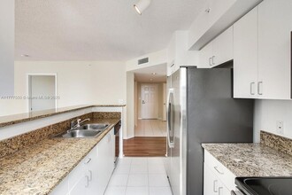 1111 Brickell Bay Dr, Unit 1101 in Miami, FL - Building Photo - Building Photo