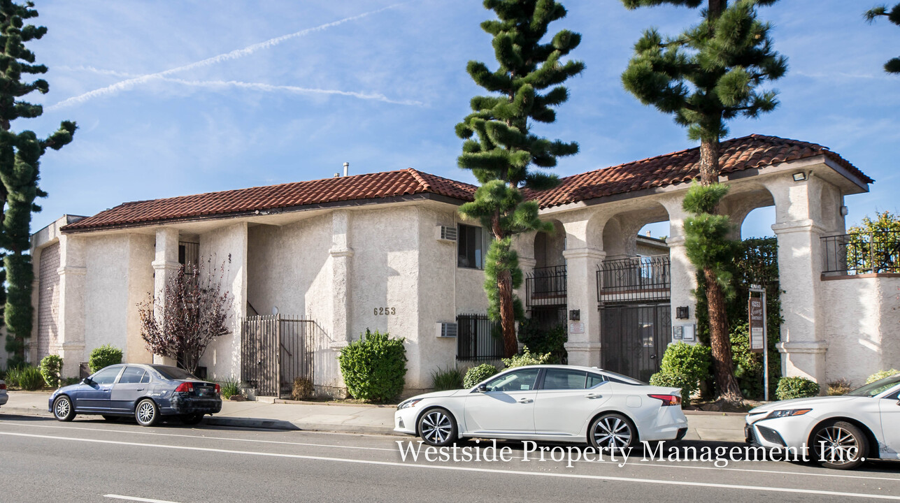 6253 Luxury Apartments in North Hollywood, CA - Foto de edificio